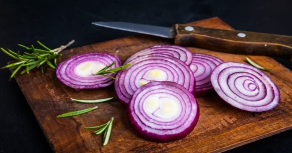 Benefits of eating chopped raw onion with roti curry in the afternoon